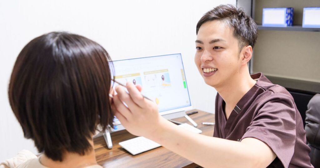医師が患者様のカウンセリングをしている様子